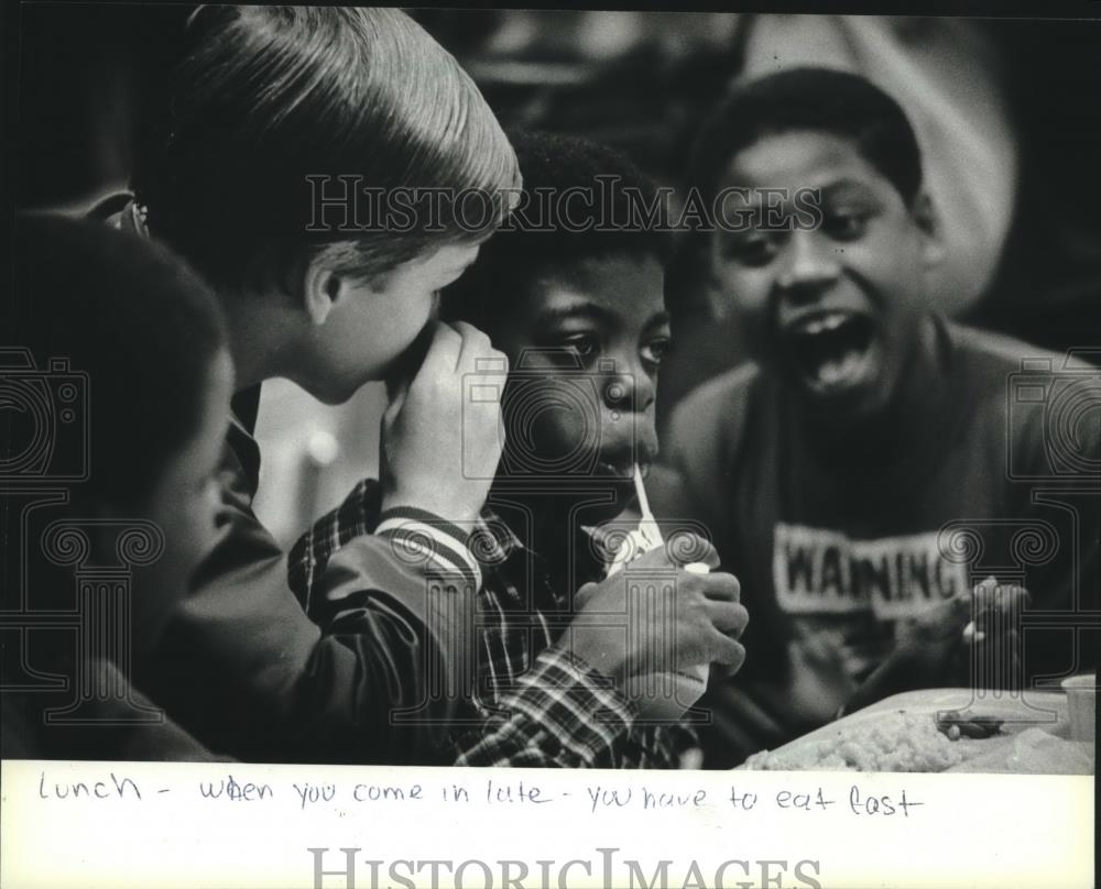 1982 Press Photo Anthony Webster Eating Lunch at Webster Middle School - Historic Images