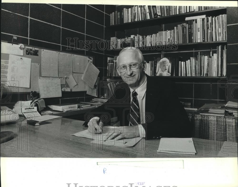 1982 Press Photo Robin Mitchell, Principal of Brookfield Academy in Wisconsin - Historic Images