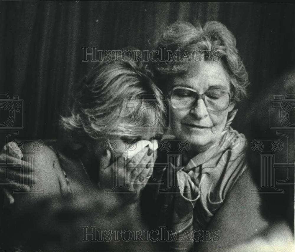 1982 Press Photo A woman identified as Miller&#39;s wife sobbed with joy on verdict - Historic Images