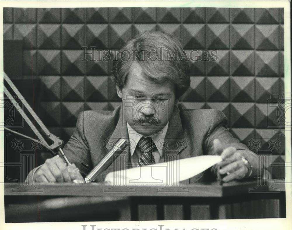 1982 Press Photo Gregory Price Testifying at the James M. Schoemperlen Trial - Historic Images