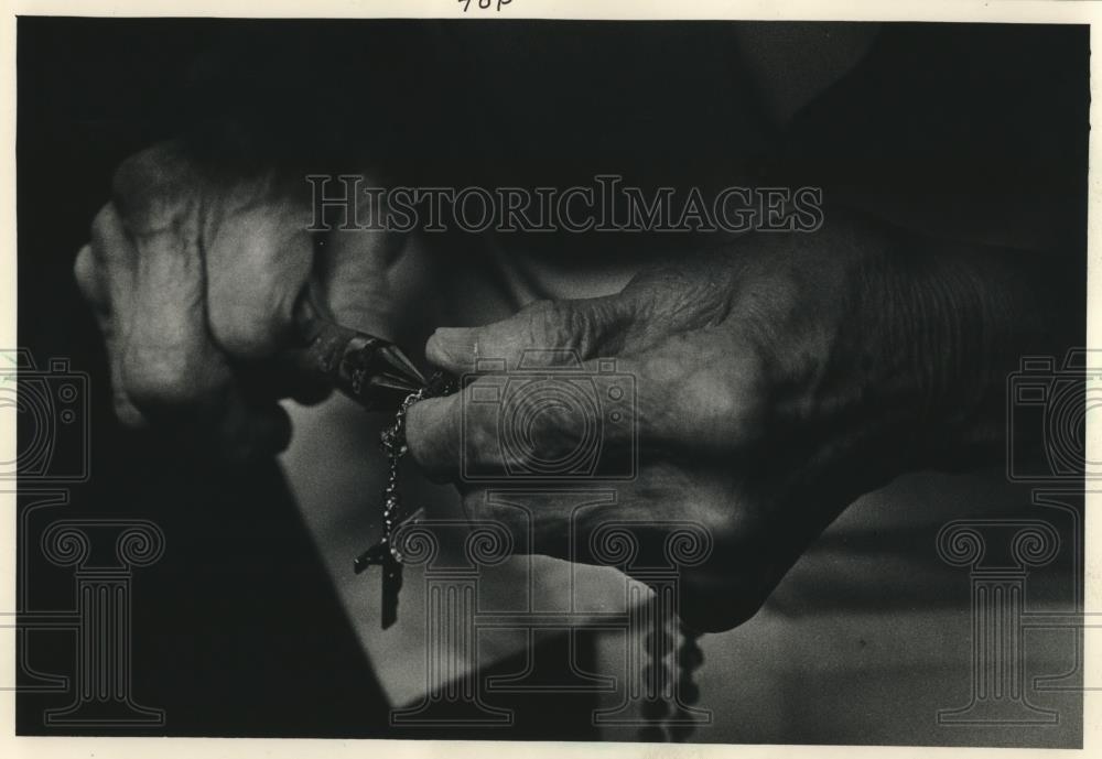 1988 Press Photo Rosary of Sister Renata of Our Lady of Mount Carmel Convent - Historic Images