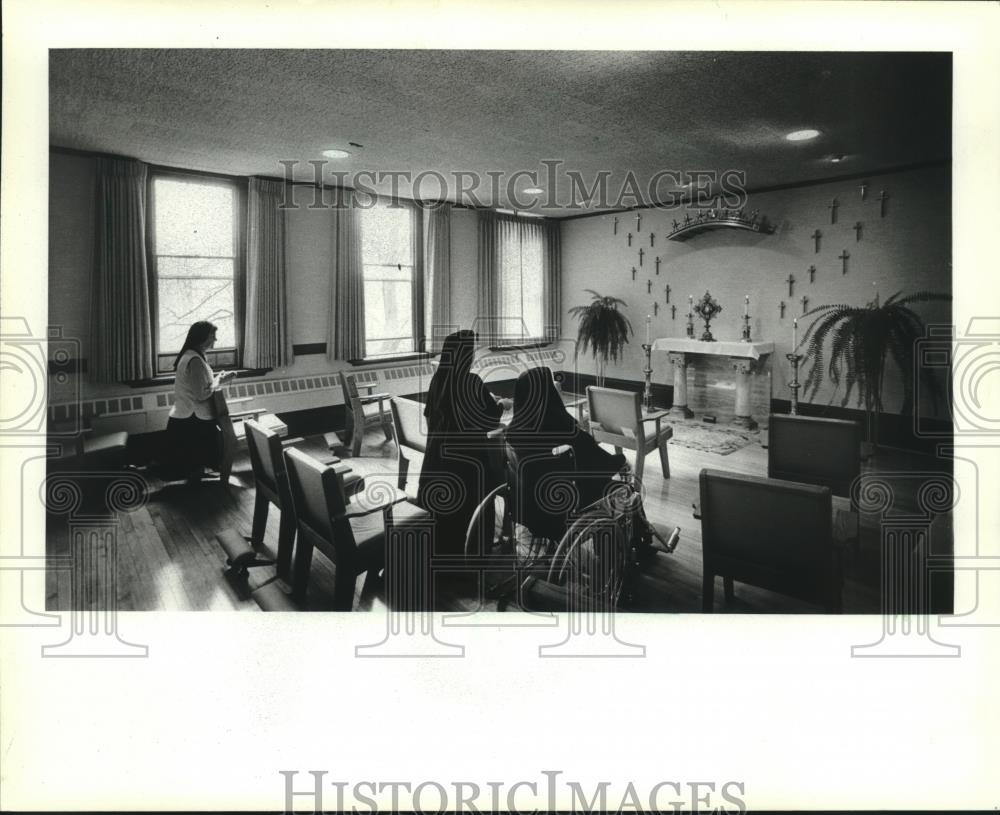 1982 Press Photo School Sisters of Notre Dame Pray in Perpetual Adoration Chapel - Historic Images