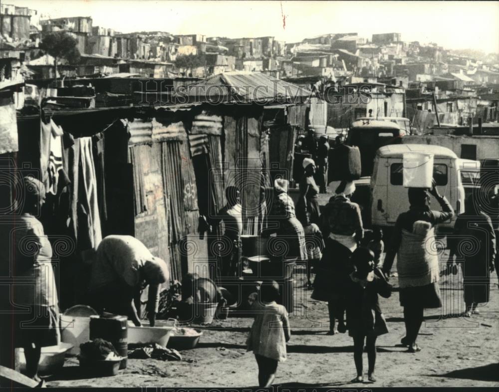 1978 Press Photo Slum settlement outside Cape Town, South Africa - mjc01217 - Historic Images
