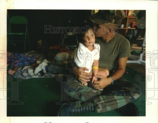 1992 Press Photo Marines help tend to children left homeless by Hurricane Andrew - Historic Images