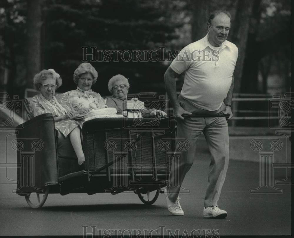 1986 Press Photo Hal Sommers shows design of rickshaw , Milwaukee - mjc01280 - Historic Images