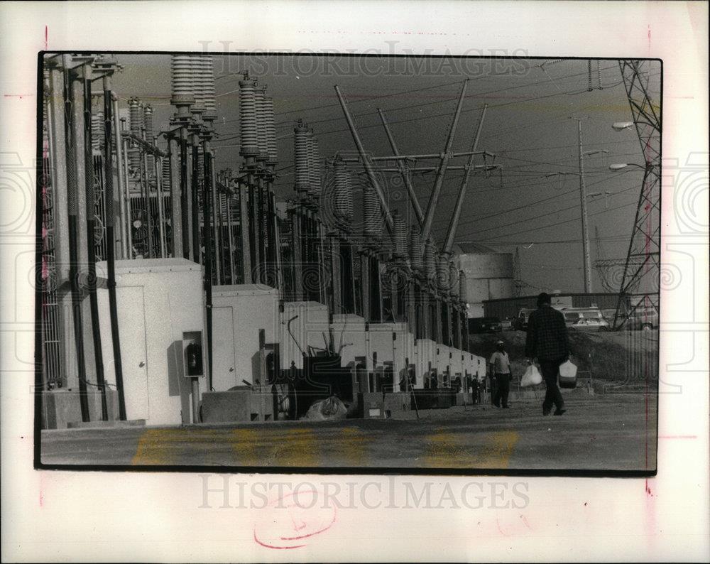 1990 Press Photo Workers walk transformers power plant - DFPD73637 - Historic Images