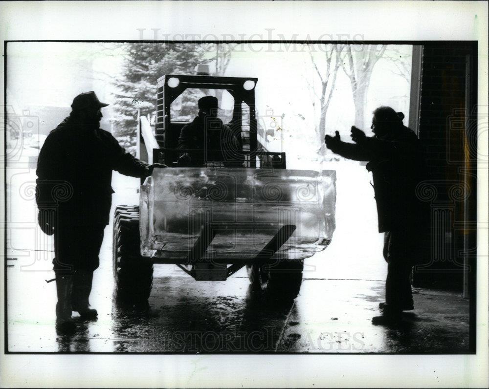 1993 Press Photo Plymouth ice sculpture city workers - DFPD51107 - Historic Images