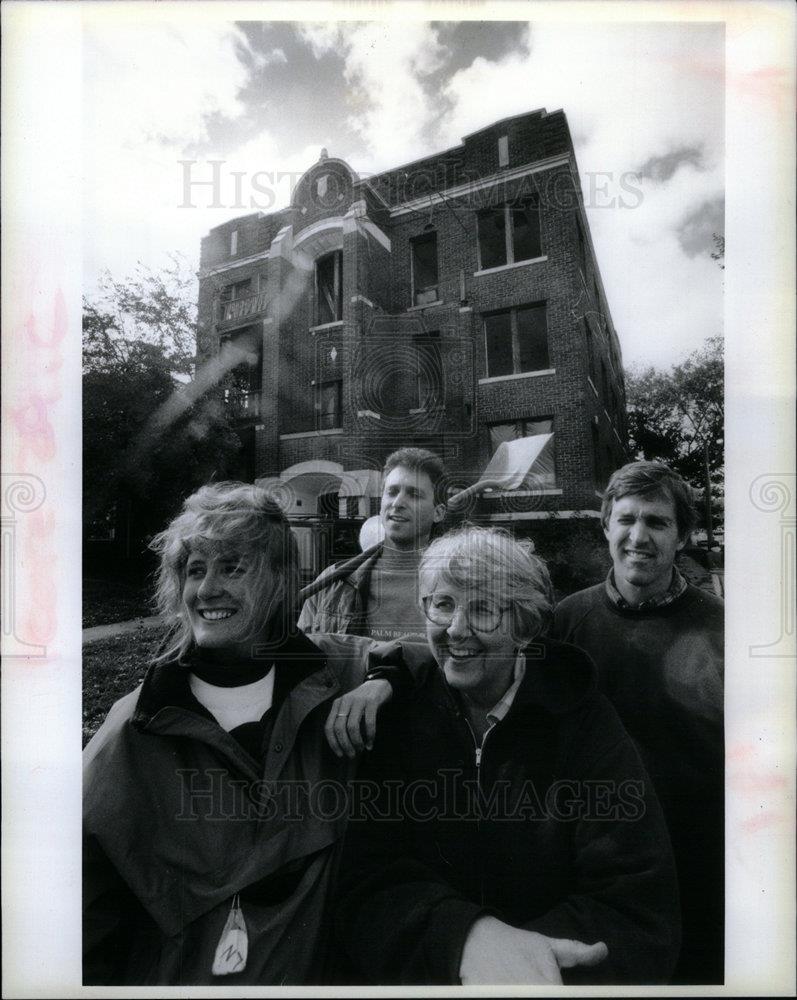 1990 Press Photo Volunteers renovating old building - DFPD01895 - Historic Images