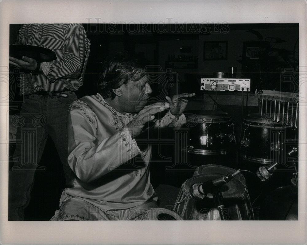 1990 Press Photo Percussionist Badal Roy - DFPD69751 - Historic Images