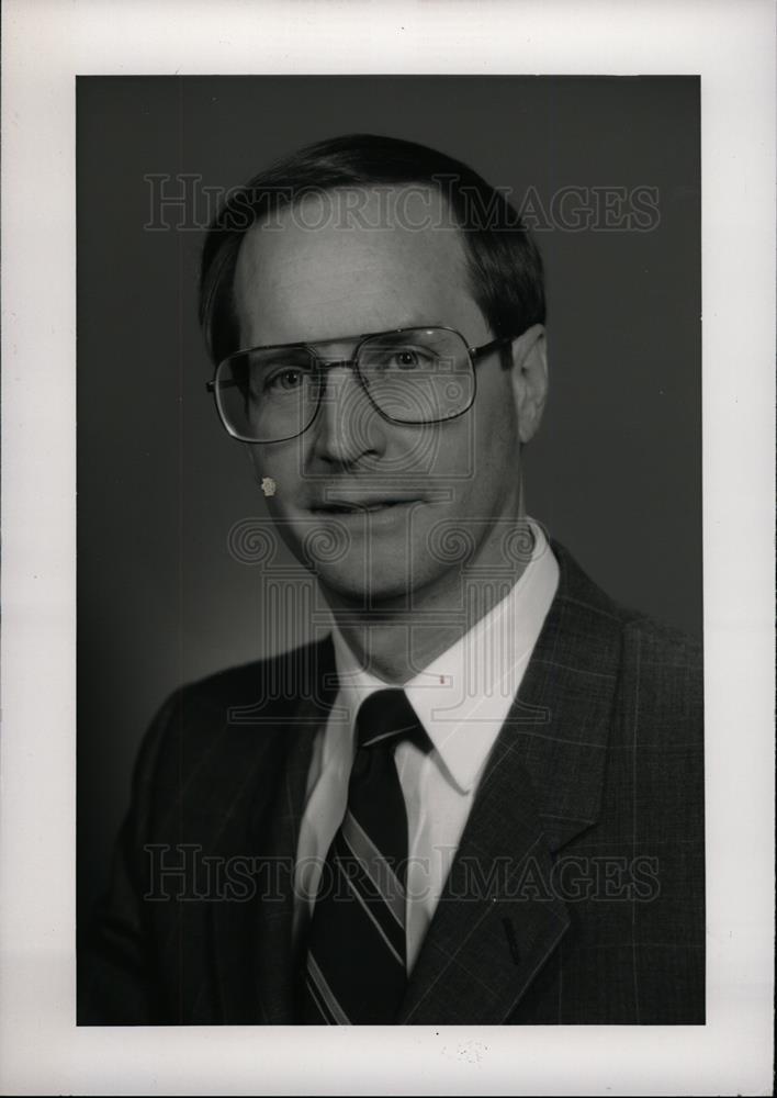 1992 Press Photo R. Brooks Stover General Motors - dfpd41651 - Historic Images