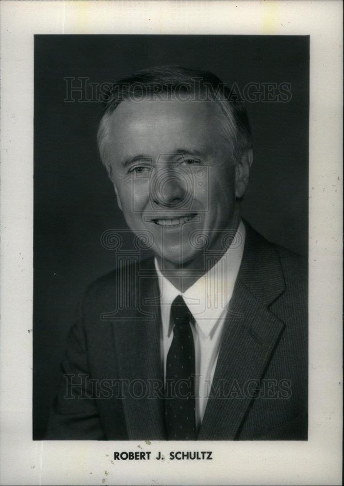 1992 Press Photo Robert J. Schultz General Motors Corp - DFPD09309 - Historic Images