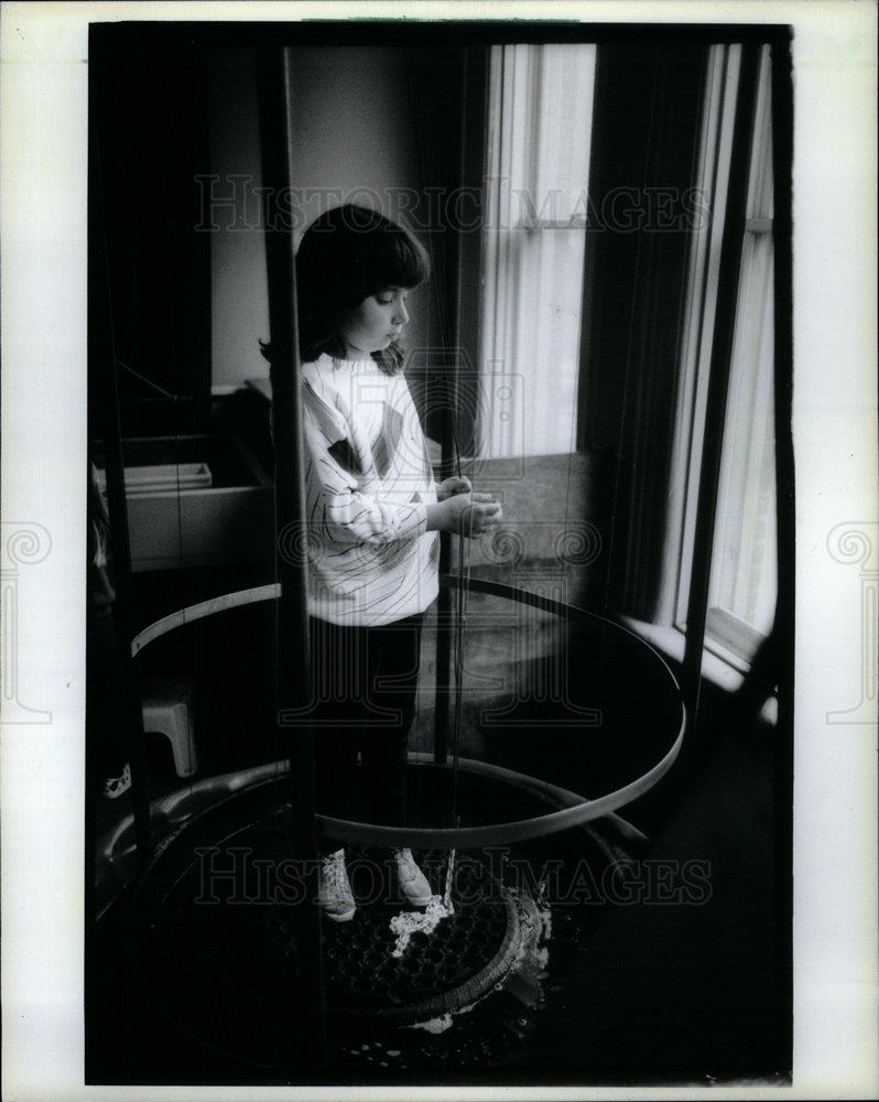 1990 Press Photo Maggie Kohn bubble capsule soap - DFPD00313 - Historic Images