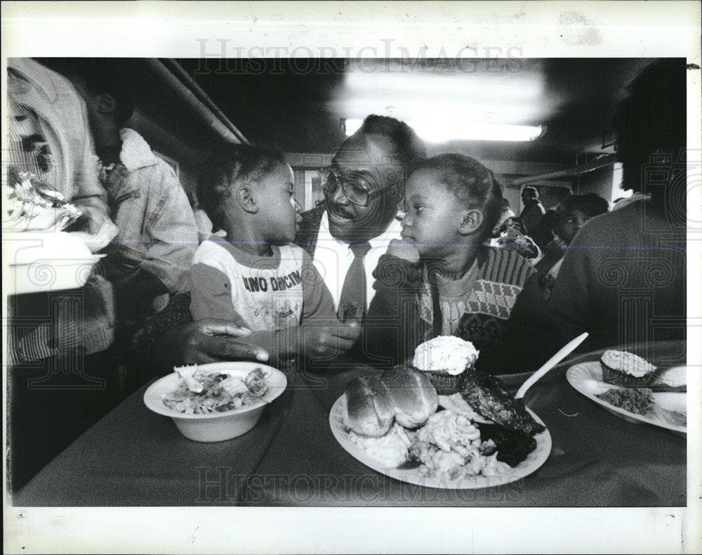 1990 Press Photo Rev James Curry talks abt thanksgiving - dfpd49075 - Historic Images