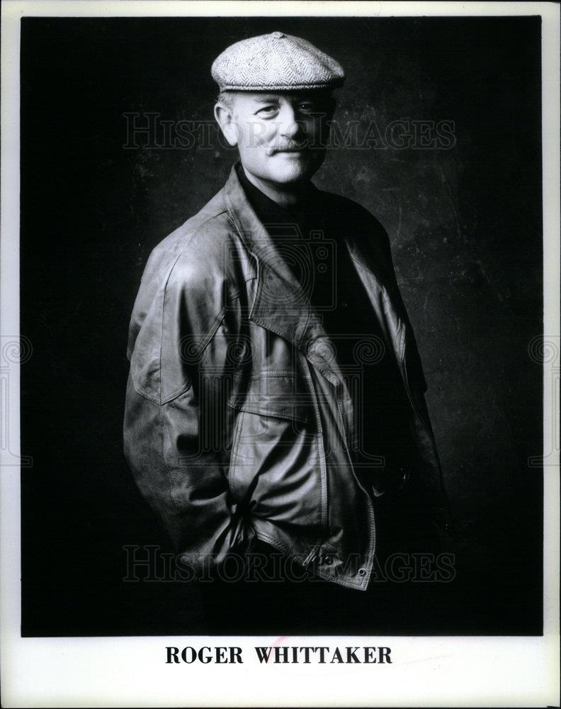 1992 Press Photo Roger Whittaker Singer - DFPD56539 - Historic Images