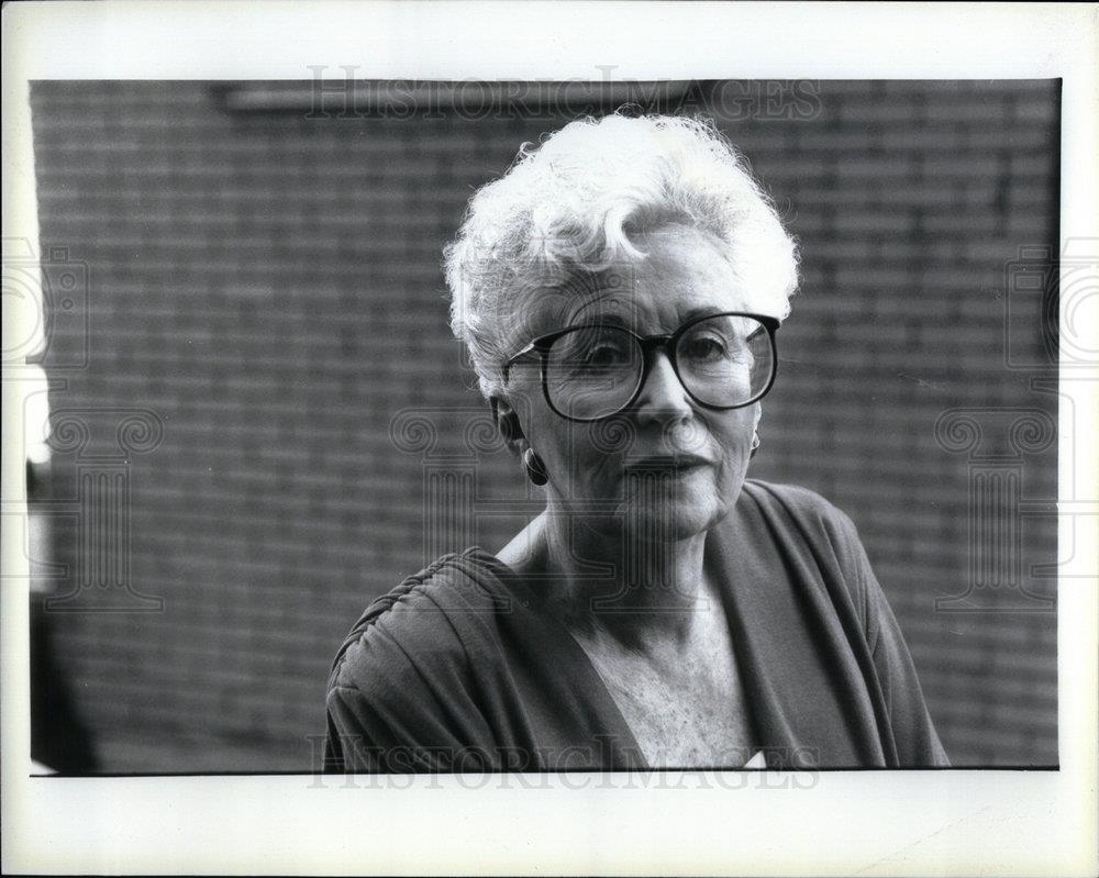 1992 Press Photo Esther Shapiro - DFPD51617 - Historic Images