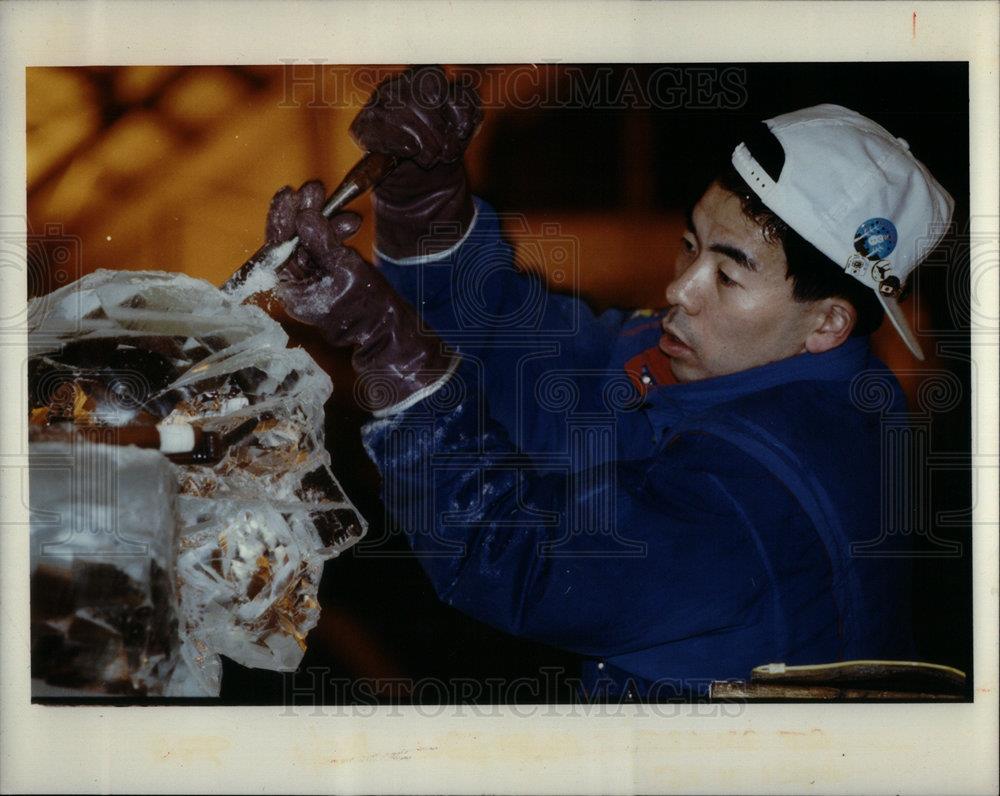 1992 Press Photo Sculpture Yoshiaki Kanezaki WinterFest - DFPD51103 - Historic Images