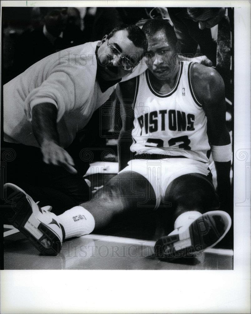1990 Press Photo Pistons trainer tends to Mark Aguirre - DFPD17137 - Historic Images