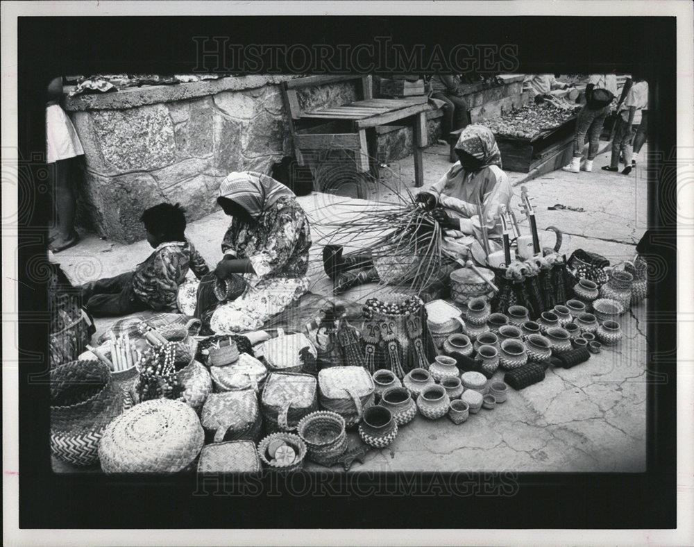 1991 Press Photo Tarahumara Indians weave Divisadero - dfpd49781 - Historic Images