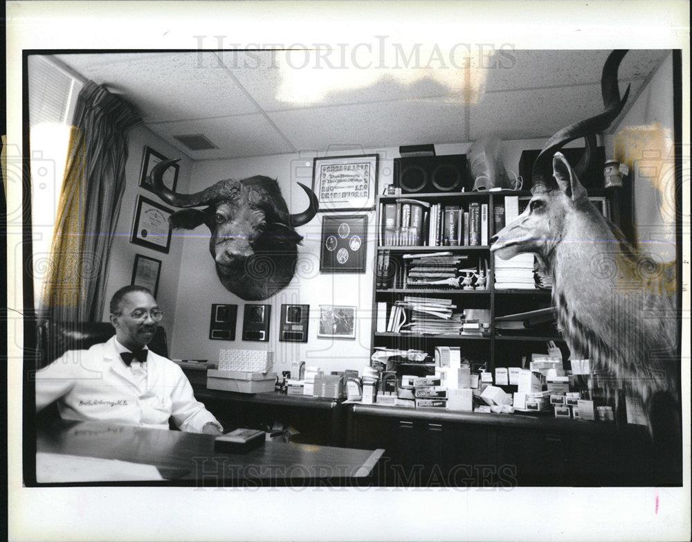 1990 Press Photo Detroit Doctor Arnold Curry - dfpd49085 - Historic Images