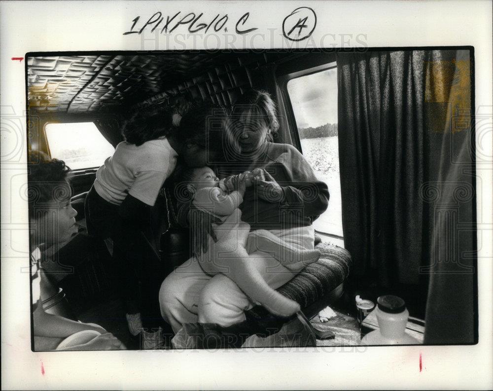 1990 Press Photo picks julio near member family pickles - DFPD73755 - Historic Images