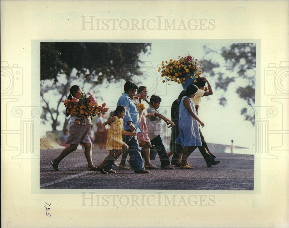 1992 Press Photo Mexico All Souls Day family graveyard - dfpd49767 - Historic Images