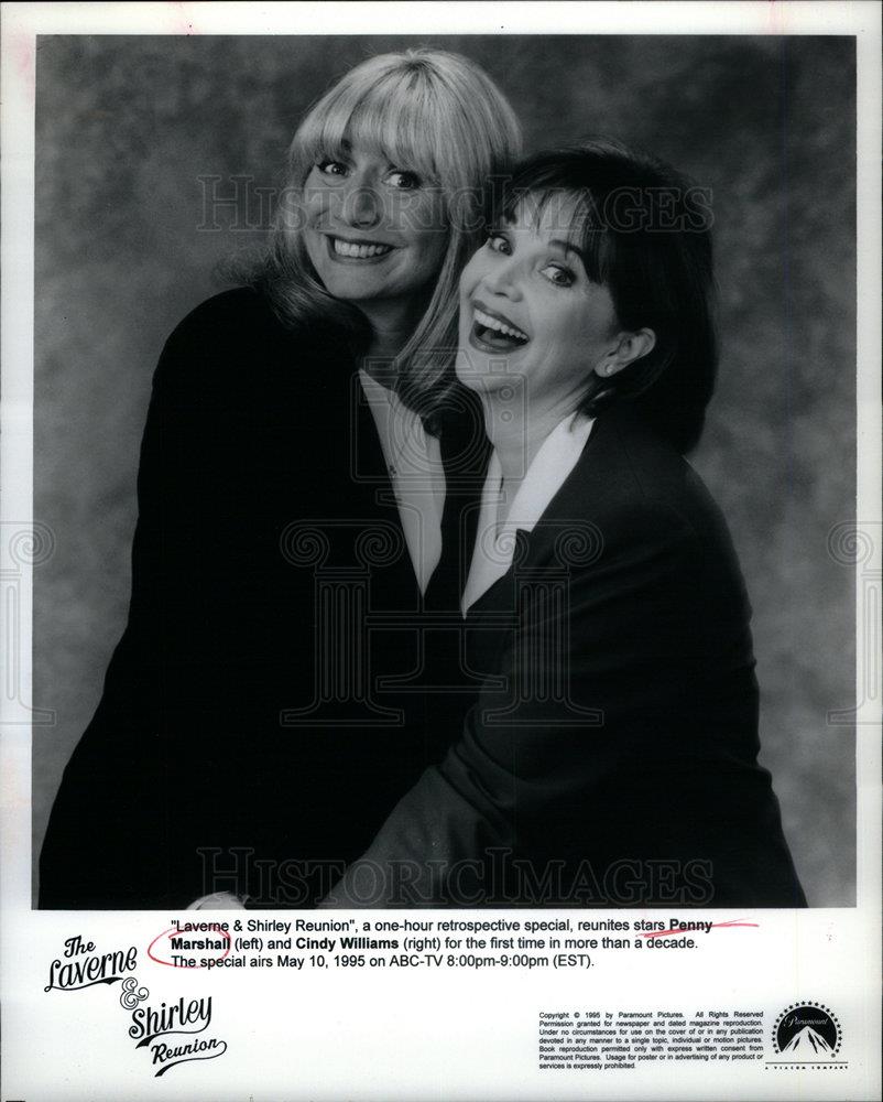 1995 Press Photo Laverne Shirley Reunite Penny Marshall - DFPD16105 - Historic Images