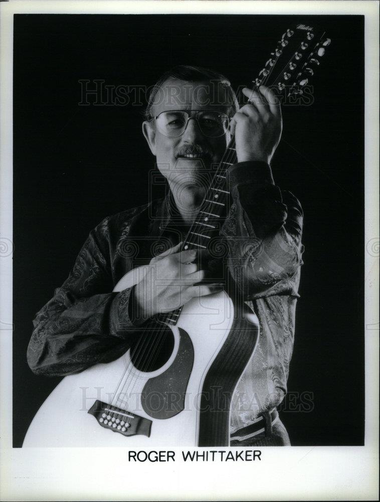 1990 Press Photo ROGER WHITTAKER - DFPD56517 - Historic Images