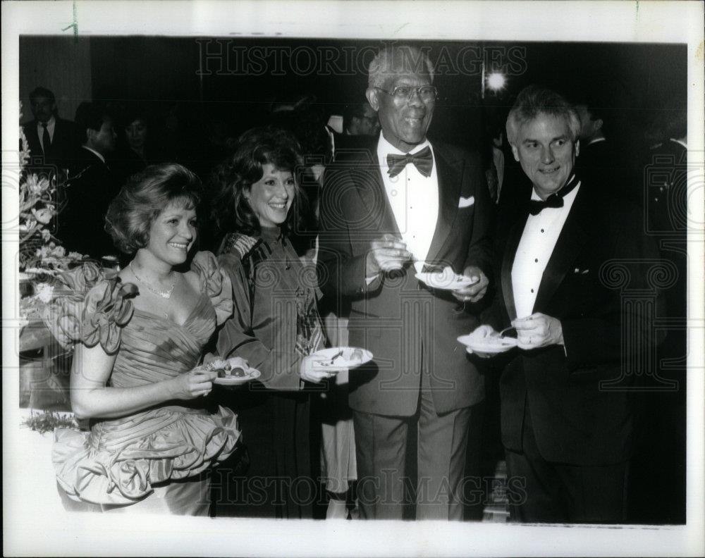 1991 Press Photo Carolyn Cassin Liz Larsen Lionel Swan - DFPD50563 - Historic Images