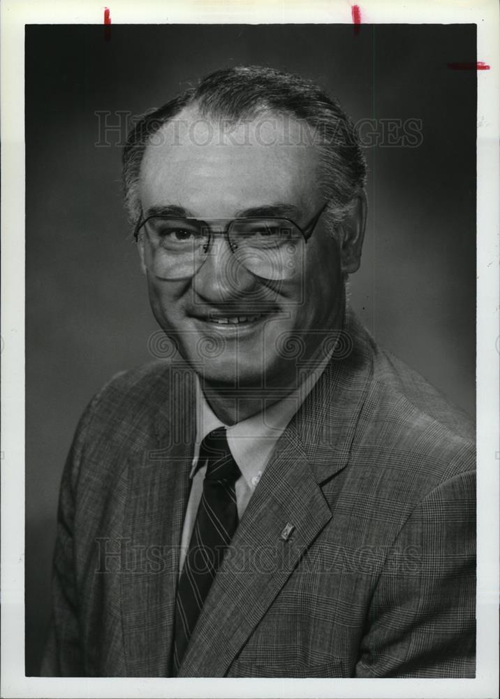 1992 Press Photo John Rock Manager General Motor Co - dfpd38495 - Historic Images