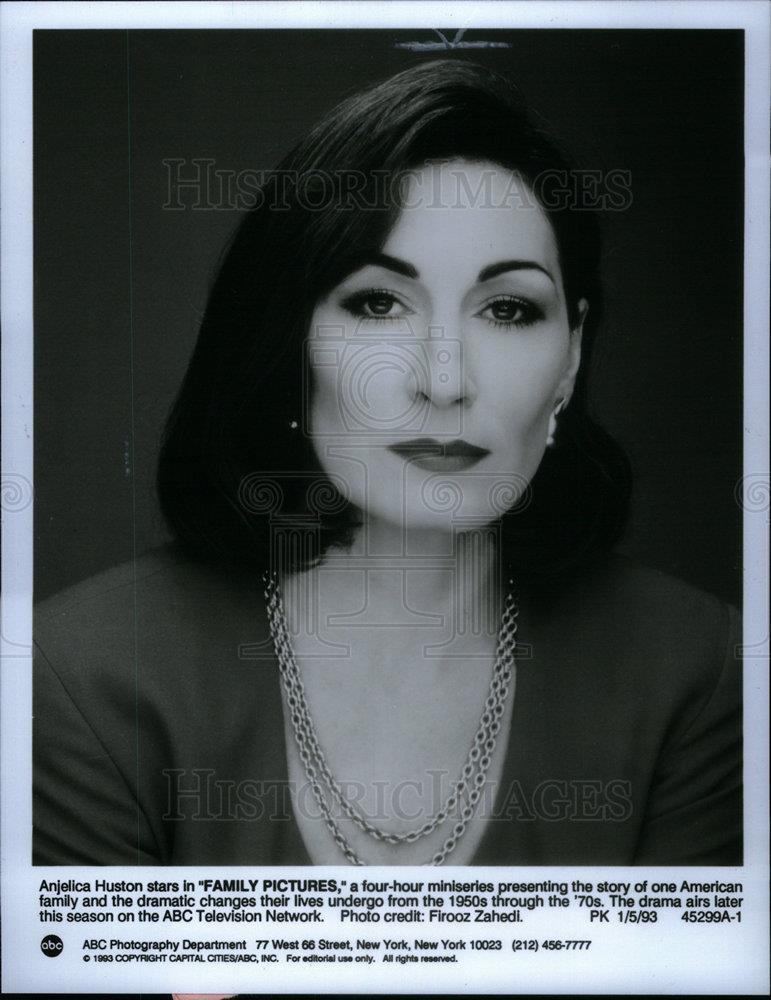 1993 Press Photo Anjelica Huston Actress Family Picture - DFPD63365 - Historic Images