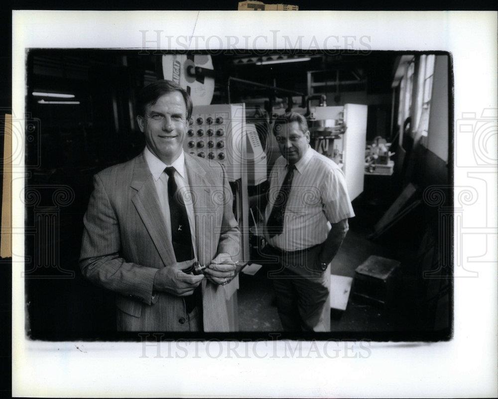 1992 Press Photo Milt Wilcox Richard Reno Machinery - DFPD57781 - Historic Images