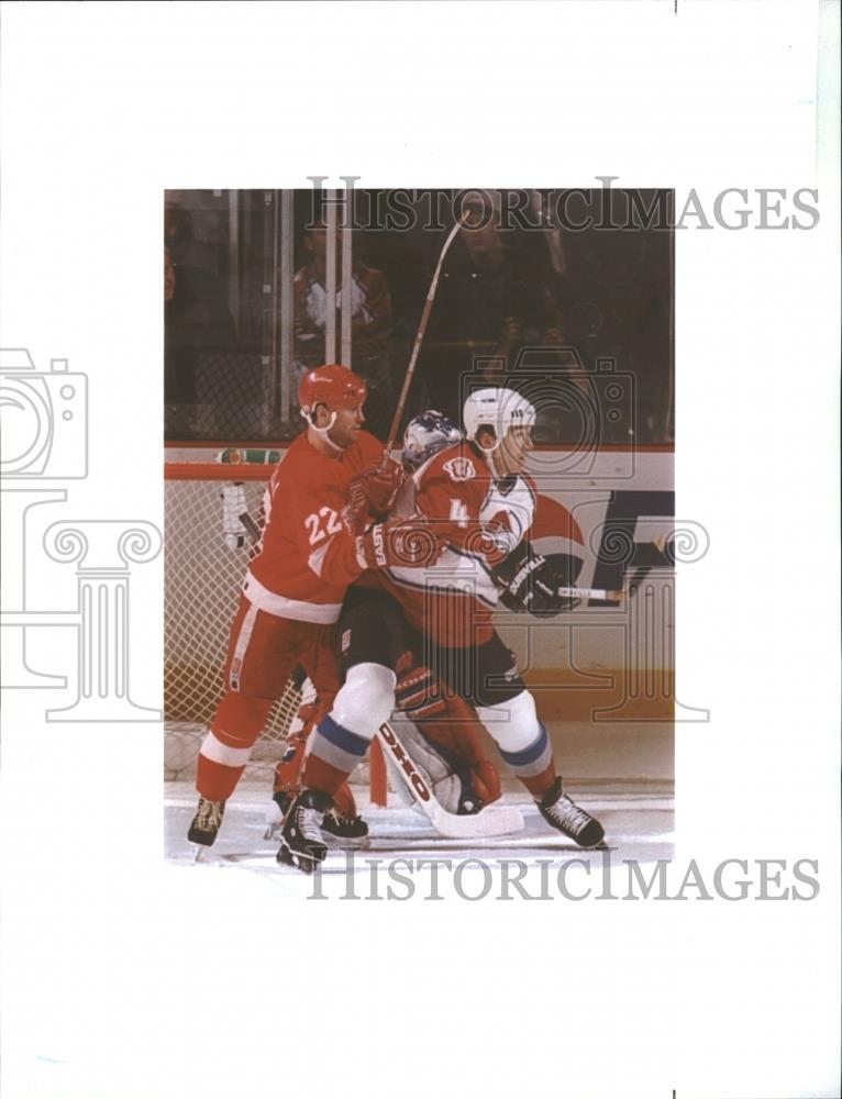 1996 Press Photo Uwe Krupp Hockey Colorado Avalanche - RRQ19507 - Historic Images