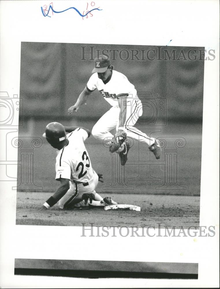 1988 Press Photo Greg Jelks Of Maine Is Tagged Out - RRQ19593 - Historic Images