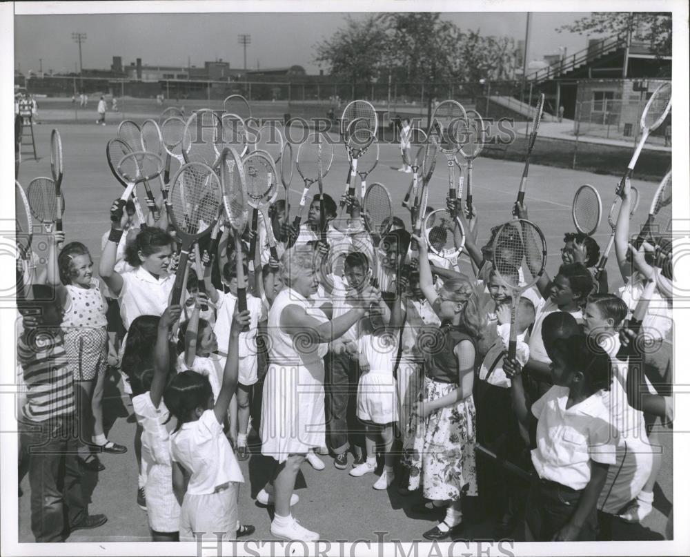 Press Photo woman teaches children tennis skills - RRQ19895 - Historic Images