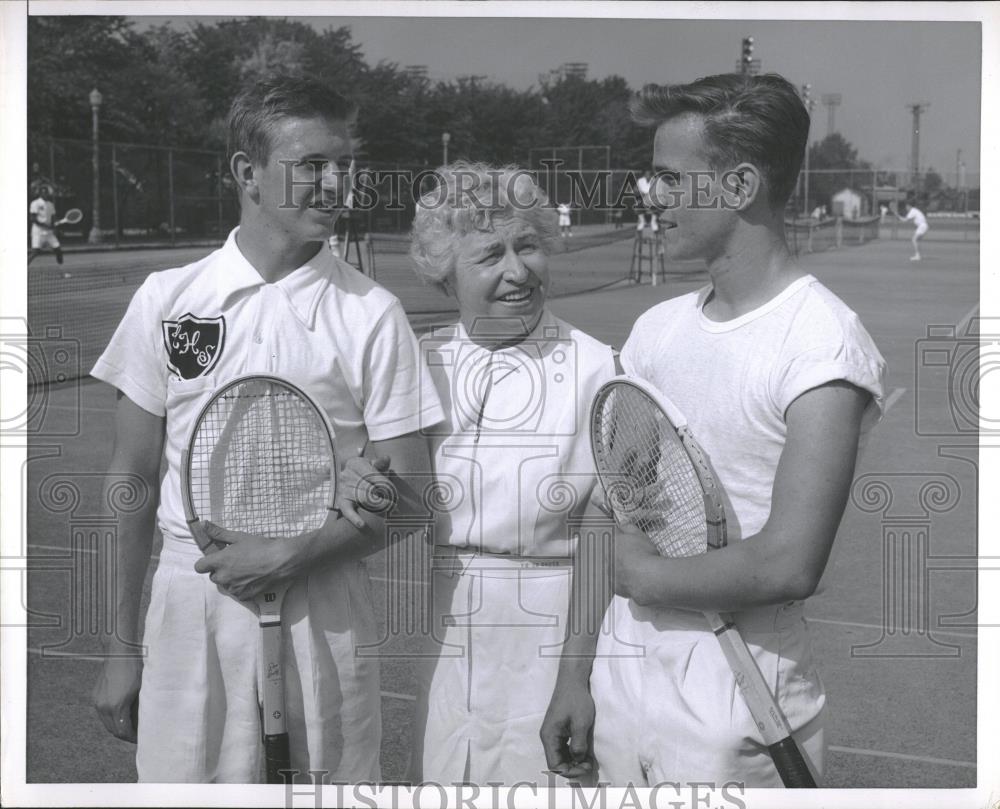 Press Photo Elderly Woman Men Tennis Rackets - RRQ19907 - Historic Images