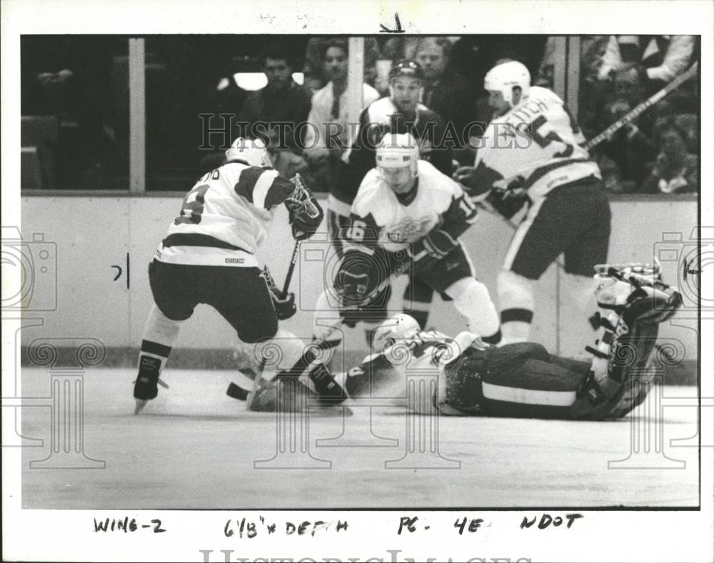 1987 Press Photo Wings surround puck - RRQ20051 - Historic Images