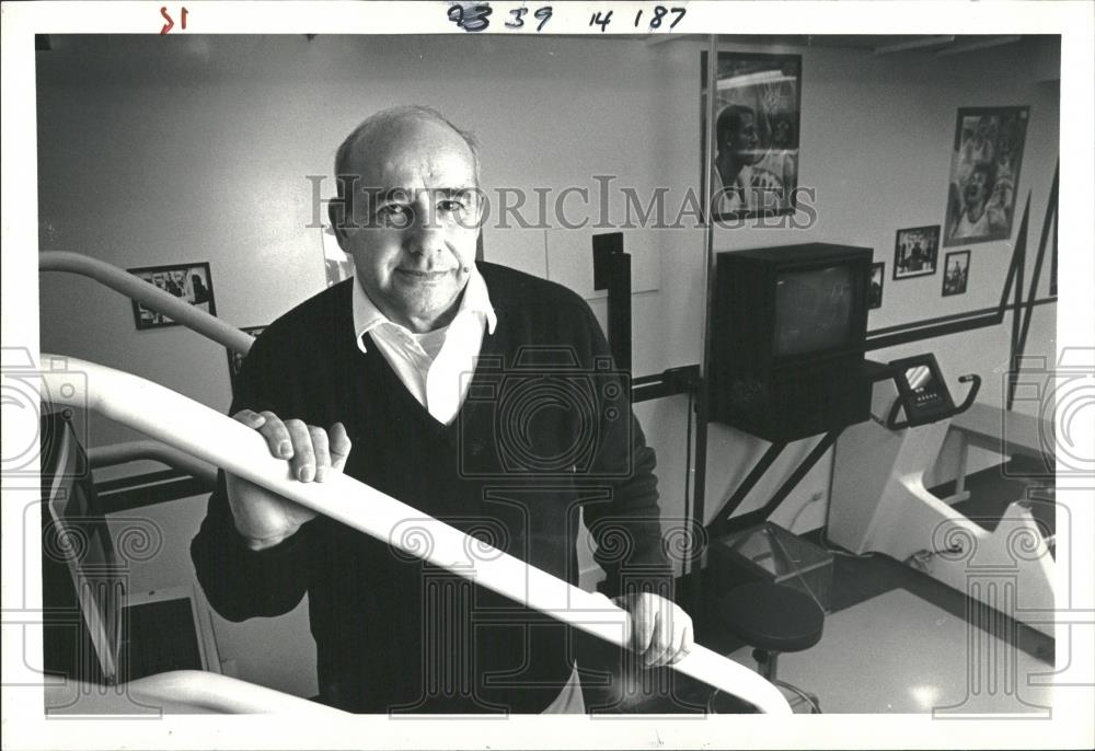 1988 Press Photo Dr Marvin Clein Conditioning Nuggets - RRQ20121 - Historic Images