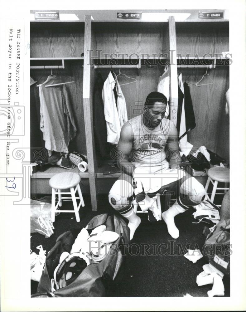 1989 Press Photo Walt Boyer Denver Broncos Locker Room - RRQ21405 - Historic Images