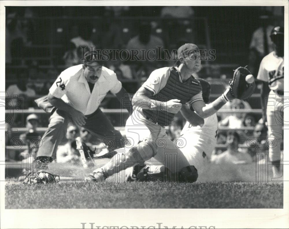 1987 Press Photo Jamie Quirk Catcher Kansas City Royals - RRQ22231 - Historic Images