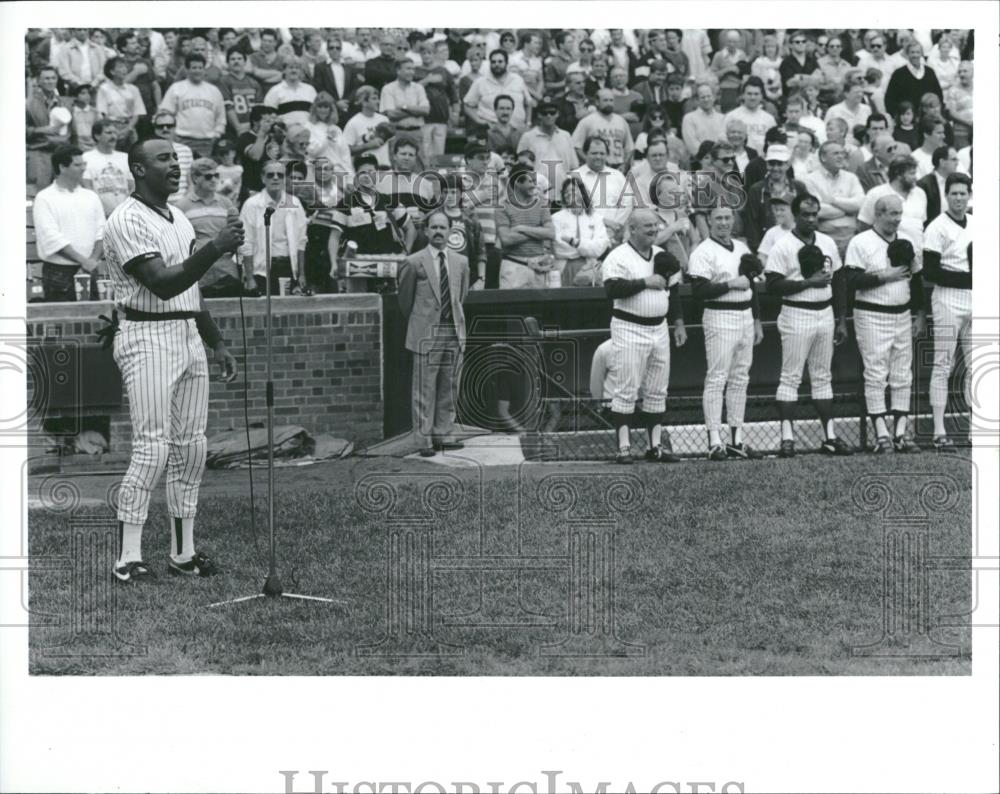1989 Press Photo Dwight Smith National Anthem Cubs - RRQ22301 - Historic Images