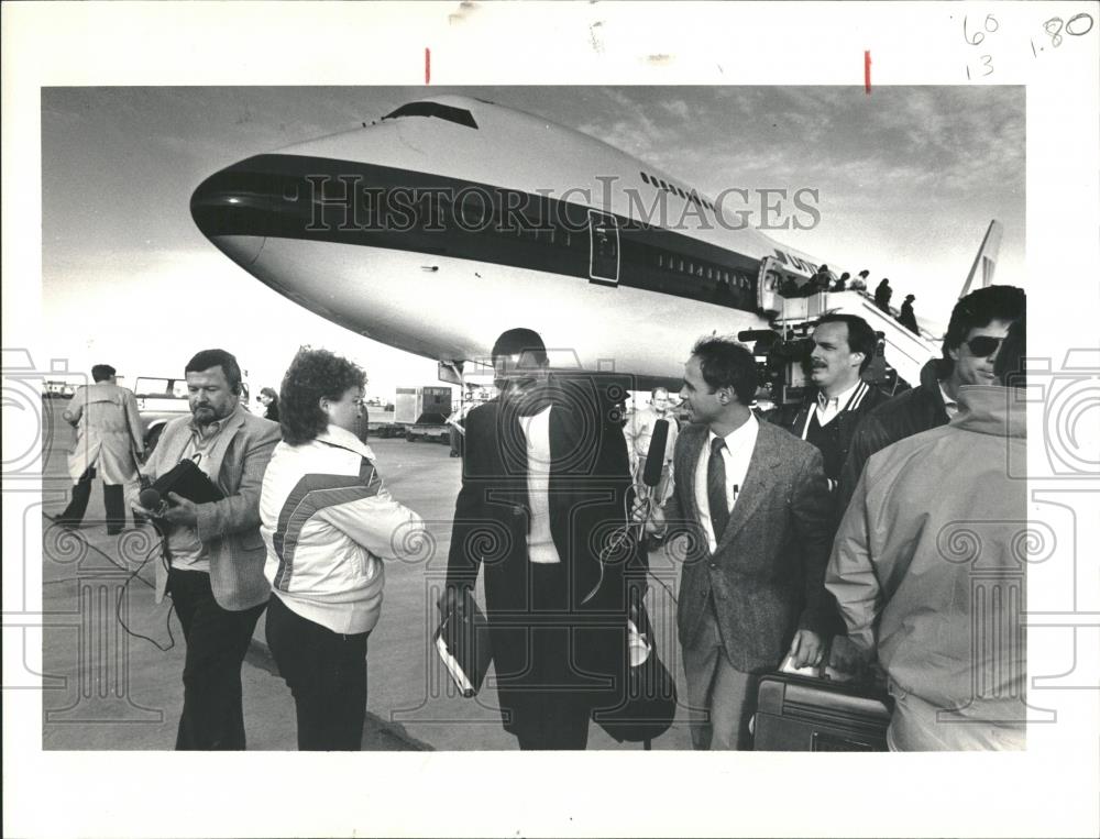 1987 Press Photo Tom Jackson Reporters Broncos - RRQ22433 - Historic Images