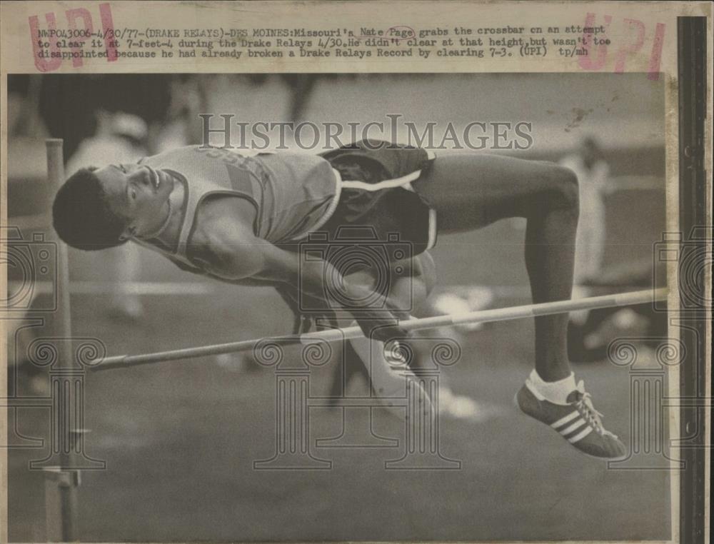 1977 Press Photo Missouri Nate Page Grab Attempt Clear - RRQ22479 - Historic Images