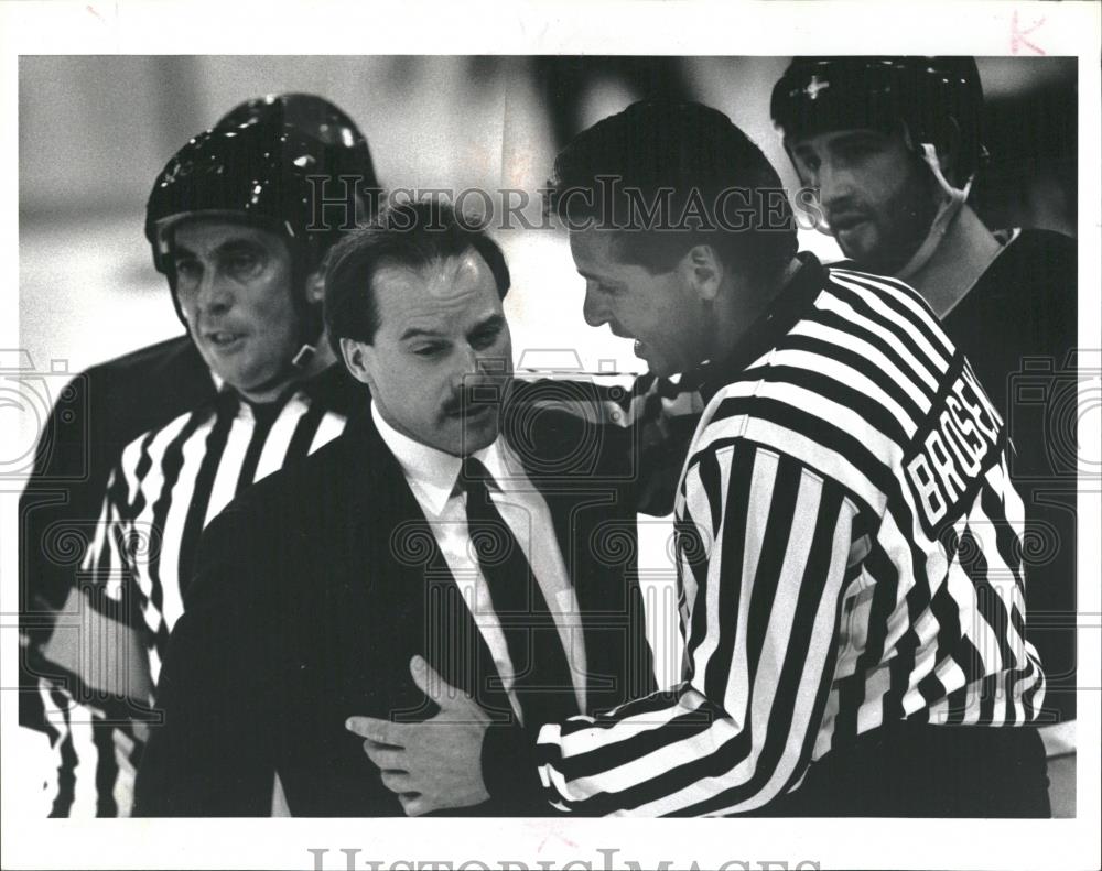 1990 Press Photo Hawks Coach Mike Keenan Gord Blue Goal - RRQ22631 - Historic Images