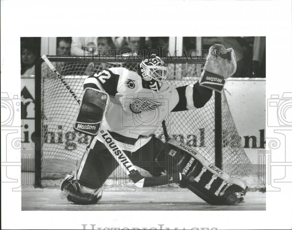 1992 Press Photo Goalie Tim Cheveldae Detroit Red Wings - RRQ22689 - Historic Images