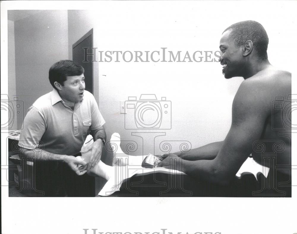 1989 Press Photo Chicago Bulls Trainer Mark Pheil - RRQ22881 - Historic Images