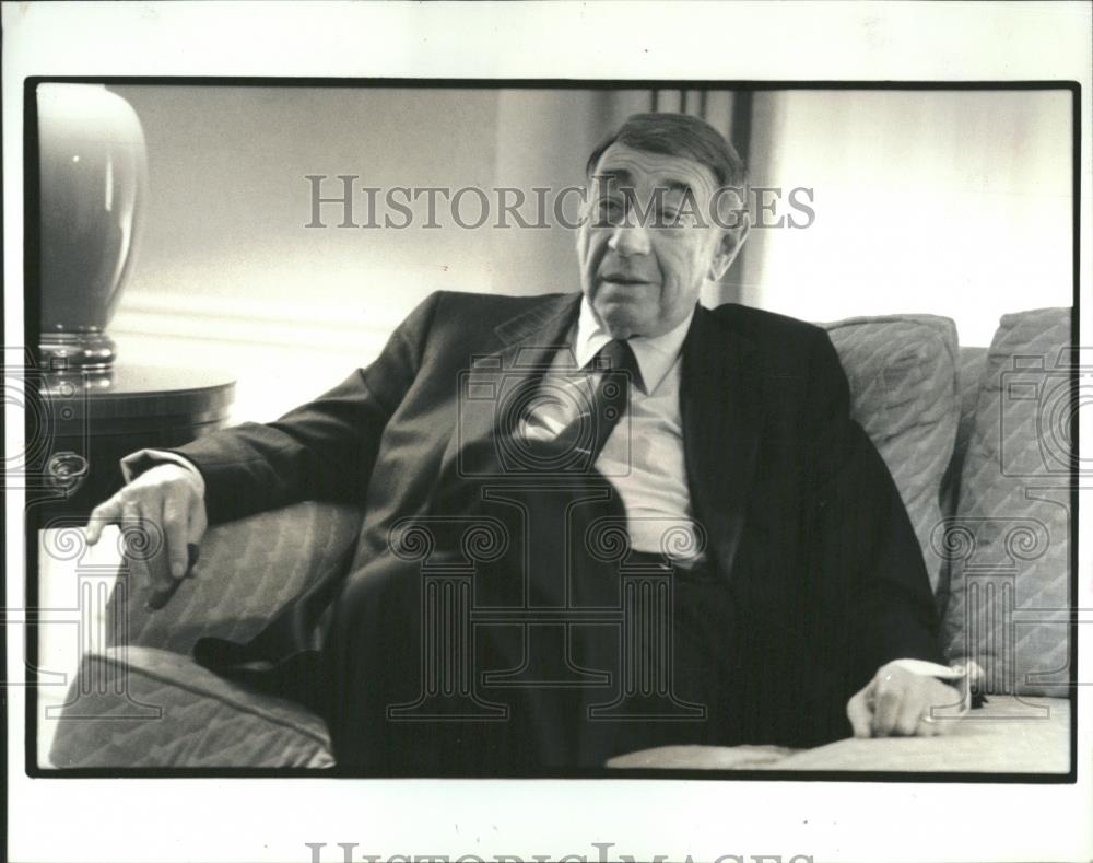 1991 Press Photo Howard Cosell sports own Brain Hewitt - RRQ23105 - Historic Images