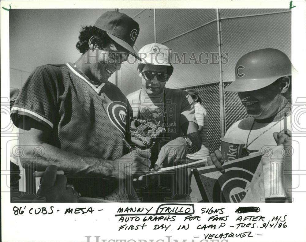 1986 Press Photo Manny Trillo Sign Autograph Camp Fan - RRQ23459 - Historic Images