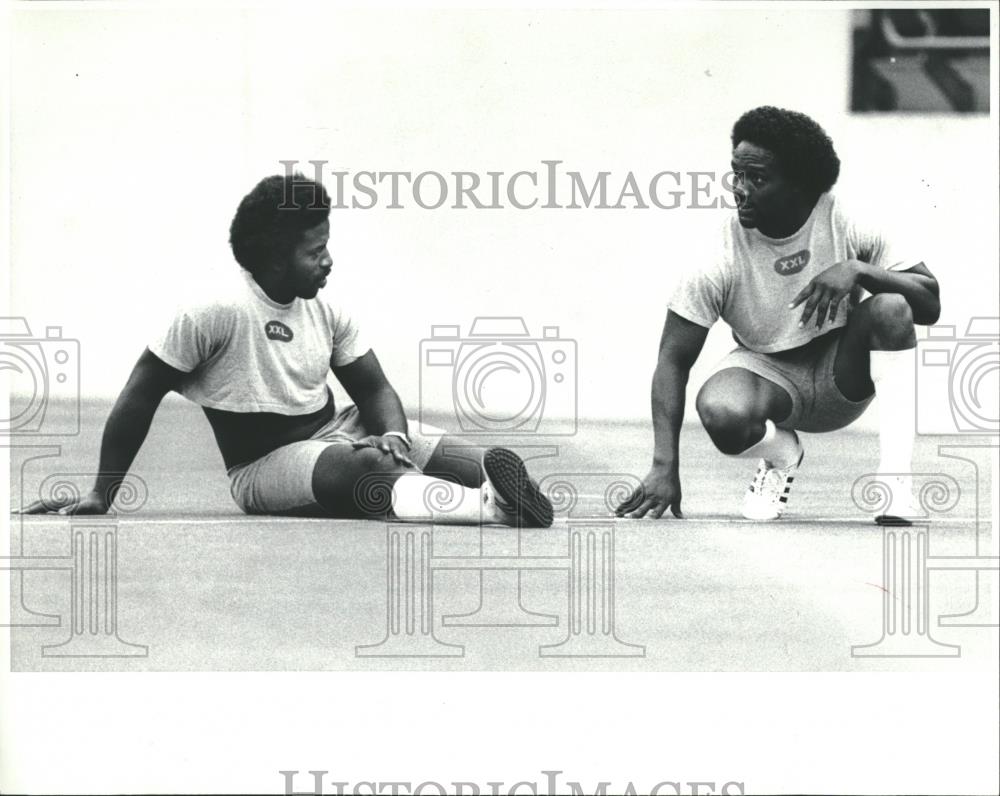 Press Photo Detroit Lions David hills Billy Sims - RRQ23651 - Historic Images