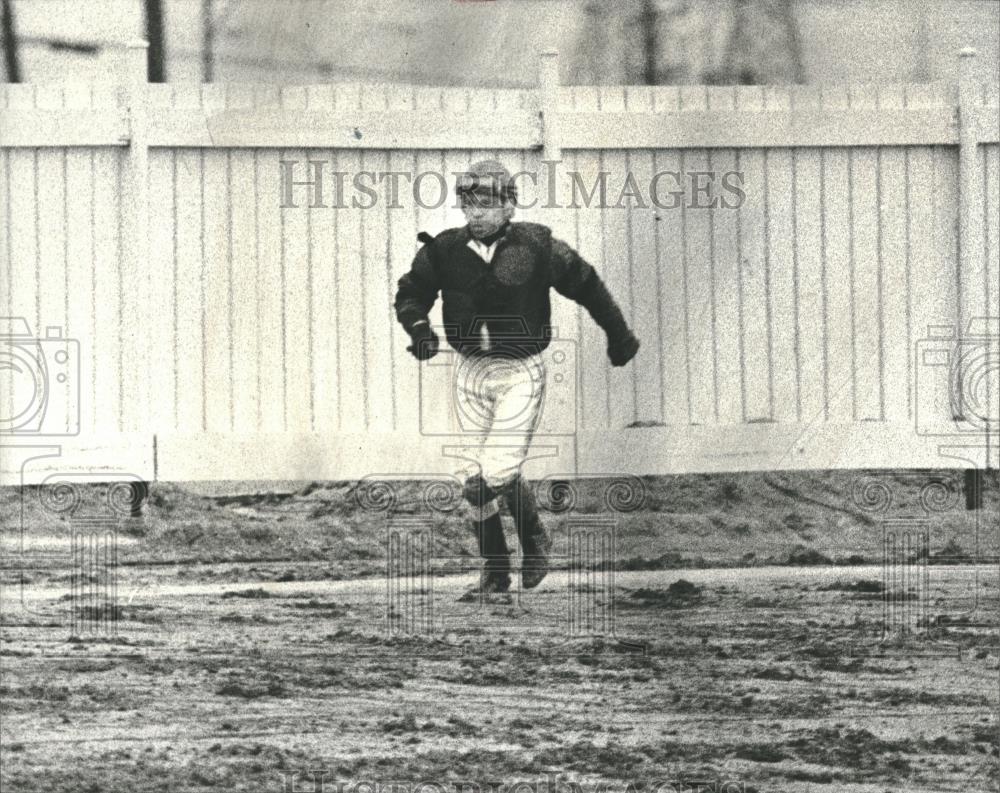 1982 Press Photo Jockey W.J. Baird Thrown Off Horse - RRQ23669 - Historic Images