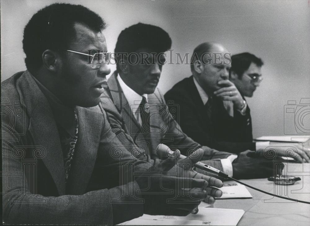 1974 Press Photo Cookie Gilchrist Testifying Lawyers - RRQ23985 - Historic Images